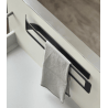 Designový držák na ručníky s vnitřní zásuvkou nebo montáží na stěnu v celkové délce 336 mm.