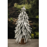 Exkluzivní dekorace pro vánoční prostředí. Malý zasněžený stromek, zasazený do dřevěného stojanuRozměry dekorace:Výška dekorace: 450 mmŠířka dekorace: 200 mmTloušťka dekorace: 200 mm