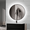 Zrcadlo Zeus má kulatý podsvícený design s integrovaným světlem LED. Promítá dekorativní světlo, které poskytuje rovnoměrné osvětlení bez stínů pro snadnou viditelnost.
Je to nejlepší funkční a dekorativní řešení pro osvětlení koupelny nebo jakékoli místnosti v domácnosti, které zároveň šetří spotřebu energie díky nízkoenergetickému světlu.
Zrcadlo má po obvodu ozdobný rám s černě lakovaným povrchem, který mu dodává estetický vzhled odpovídající současným trendům. Díky krytí IP44 je odolný proti vlhkosti a stříkající vodě.
Jeho montáž je velmi snadná, protože obsahuje vše potřebné pro instalaci.

Kulaté koupelnové zrcadlo s dekorativním LED podsvícením (4000K).
Systém proti zamlžování a krytí IP44: odolnost proti vlhkosti a stříkající vodě.
Rozměry kulatého zrcadla: Ø 80 cm.
Tloušťka povrchu skla: 4 mm.
Světelný tok: 850 lm
Snadná instalace a bezpečné dodání.
Včetně držáků, instalačních háků a návodu k instalaci.

V příloze naleznete instalační návod ve formátu PDF.