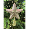 Růžová sametová hvězda s třpytkami je originální závěsná ozdoba na vánoční stromeček, která mu dodá nádech luxusu a třpytu. Můžete ji také použít jako dekoraci do různých vánočních aranžmá nebo adventních věnců.

Rozměry: celková délka 20 cm, šířka 15 cm, tloušťka 4 cm.
