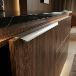 Úchytka na hranu dveří...