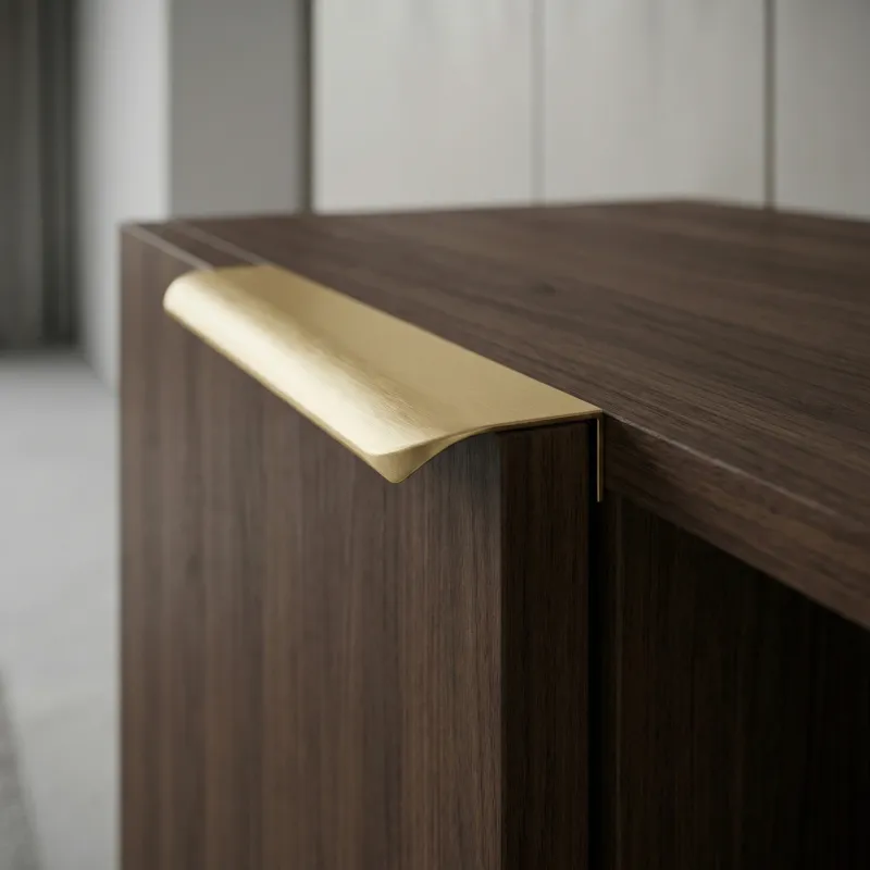 Úchytka na hranu dveří AVANTI / Mosaz broušená