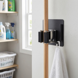 Samolepicí věšák na koště...