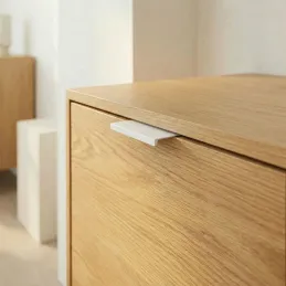 Úchytka na hranu dvířek DIAZ / Bílá matná