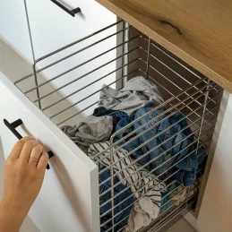 Výsuvný koš na prádlo s tlumením a uchycením na dvířka ORTA / Lesklý chrom