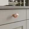Měď lesk