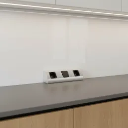 Interiérová zásuvková lišta CORNER SCHUKO 2x 230V s vypínačem / Hliník