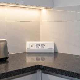 Interiérová zásuvková lišta CORNER SCHUKO 2x 230V + USB A-C / Bílá matná