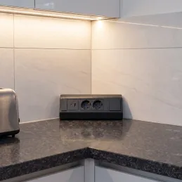 Interiérová zásuvková lišta CORNER SCHUKO 2x 230V + USB A-C / Černá matná