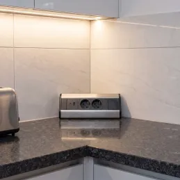 Interiérová zásuvková lišta CORNER SCHUKO 2x 230V + USB A-C / Nerez