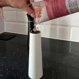 Sada 2 ks keramických mlýnků na sůl a pepř / Černá-bílá