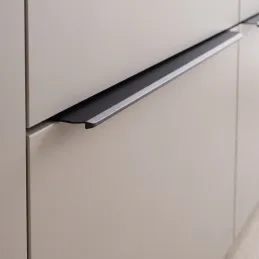 Úchytka na hranu dvířek KALA / Černá matná
