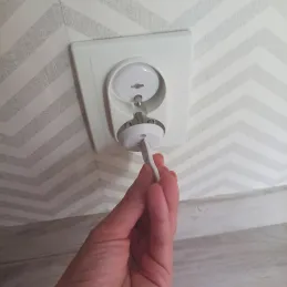 Sada 15ks bezpečnostních zástrček s klíčem / Bílá